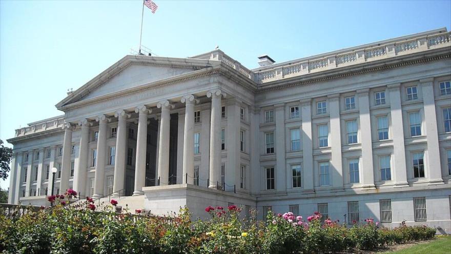 Vista trasera del edificio del Departamento del Tesoro en Washington, D.C. El edificio es un monumento histórico nacional.