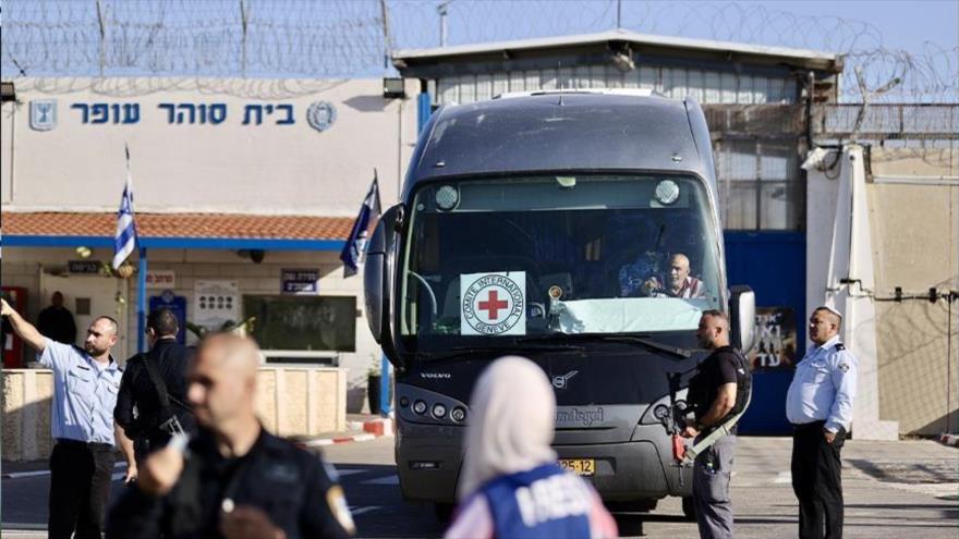 Un autobús que traslada a los presos palestinos de la prisión Ofer.