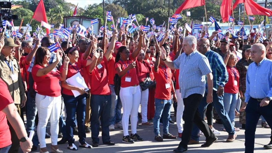 El presidente de Cuba, Miguel Díaz Canel, saluda a los participantes en la manifestación antimperialista en Guantánamo. 26 de febrero de 2025