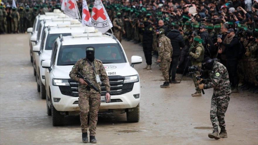 Un combatiente de HAMAS precede a vehículos de la Cruz Roja cuando llegan a Gaza para recibir a 3 cautivos israelíes, 22 de febrero de 2025. (Foto: AFP)