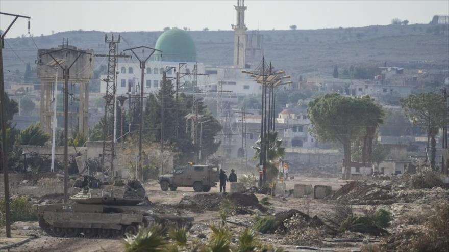 Vehículos blindados del ejército israelí bloquean un camino que conduce a la ciudad de Quneitra, Siria, 5 de enero de 2025. (Foto: AP) 