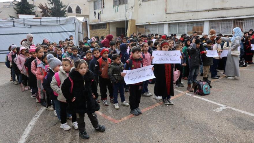 Estudiantes palestinos en filas durante el primer día de clases en una escuela en la ciudad de Gaza el 23 de febrero de 2025. (Foto: AFP)