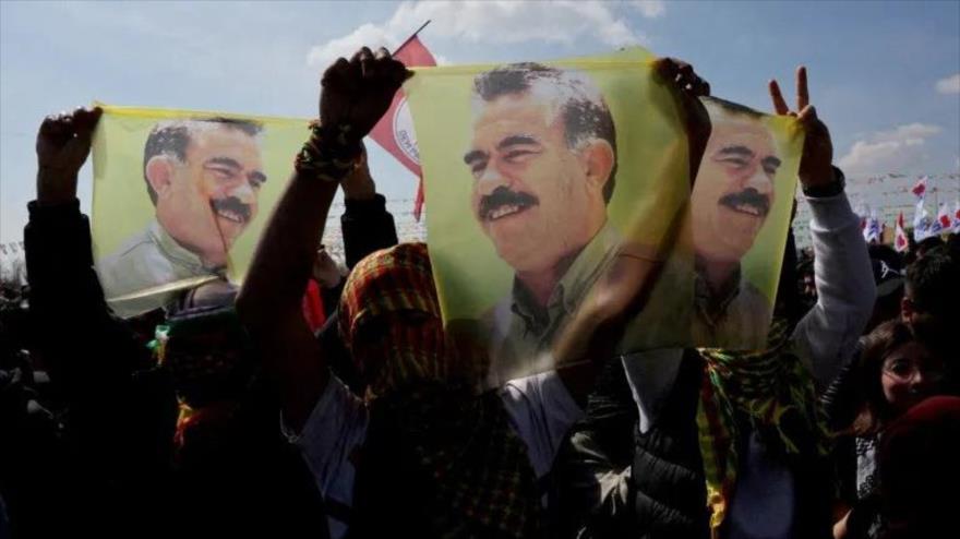 Los seguidores de Abdulá Öcalan, el líder del grupo militante PKK sostienen su imagen. (Foto: Reuters)