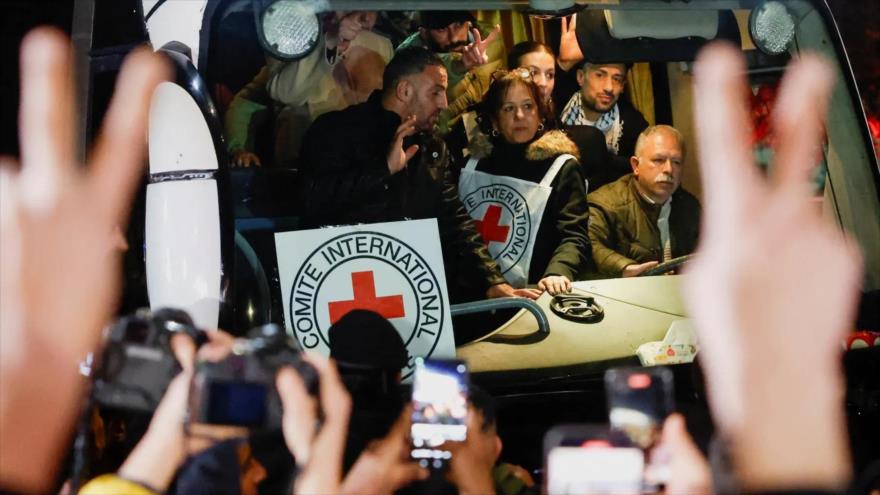 Un grupo de los presos liberados de las cárceles israelíes llegan en un autobús de la Cruza Roja a Cisjordania.