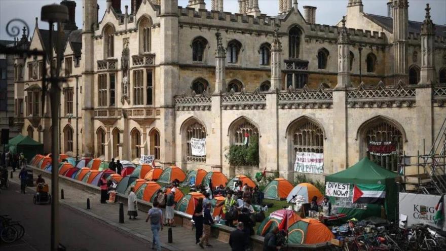 Estudiantes en una protesta en apoyo al pueblo palestino, en la Universidad de Cambridge, Inglaterra, el 7 de mayo de 2024 (foto: Getty Images)