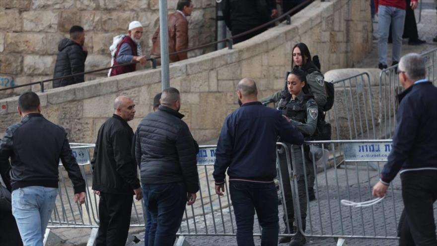 La policía israelí impone restricciones a palestinos que querían entrar en la mezquita Al-Aqsa, Al-Quds, 17 de enero de 2025. 