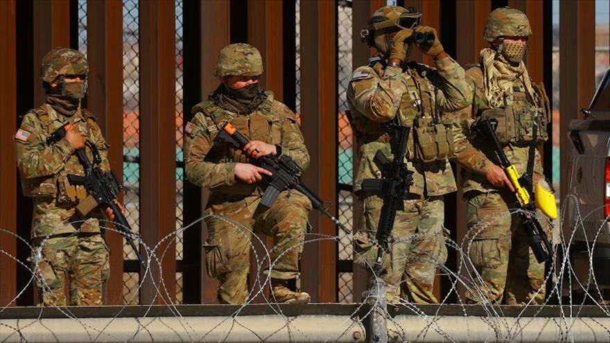 Miembros de la Guardia Nacional de Texas vigilan cerca del muro fronterizo entre México y Estados Unidos, 14 de enero de 2025. (Foto: Reuters)