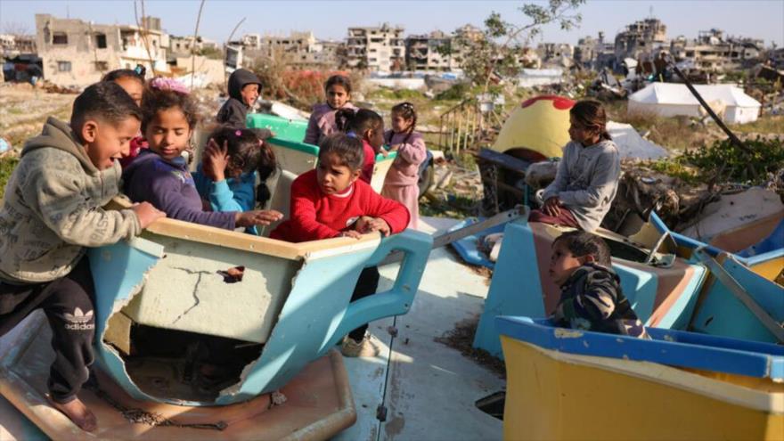 Los niños en Gaza juegan en un parque infantil medio destrozado en Yabalia, norte de Gaza, 26 de febrero de 2025. 