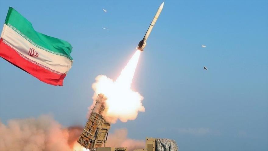 El momento de lanzamiento de un misil desde un sistema de defensa antiaérea de Irán durante una maniobra.