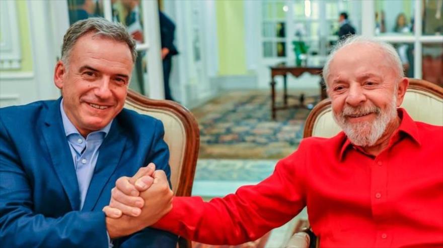 Presidente de Brasil, Luiz Inácio Lula da Silva (izq) junto con el nuevo presidente de Uruguay, Yamandú Orsi. 