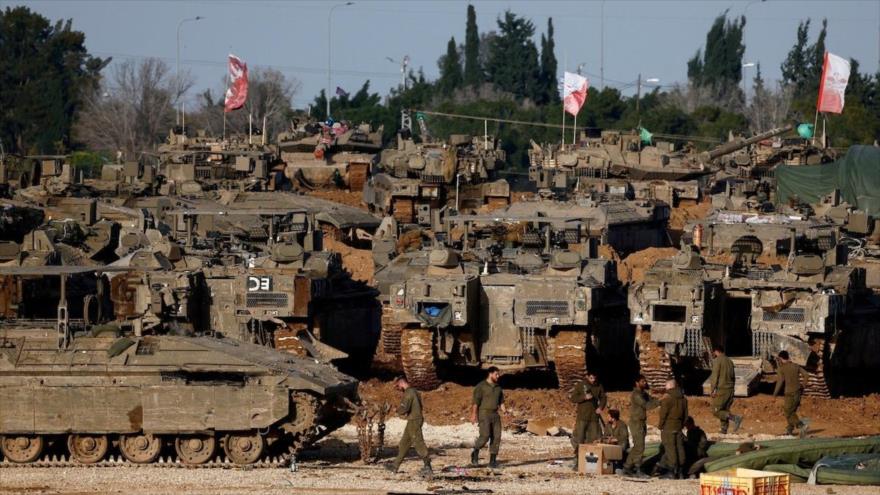 Tanques de guerra israleíes ubicadas en la asediada Franja de Gaza