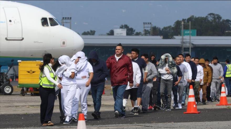 Un grupo de migrantes guatemaltecos deportados camina por la pista de la Base Aérea de Guatemala, 20 de enero de 2025. (Foto: EFE)