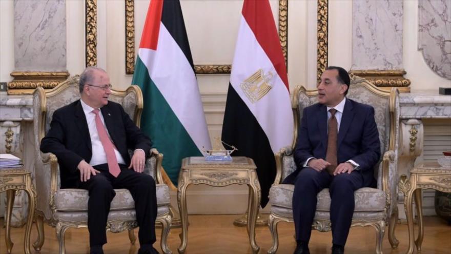 El primer ministro de Egipto, Mostafa Madbouly, junto a su homólogo palestino, Mohammad Mustafa, en El Cairo, el 1 de marzo de 2025.