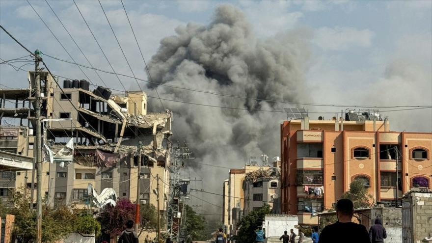 Los palestinos observan cómo el humo se eleva tras los ataques israelíes en Al-Nuseirat, en la franja central de Gaza. (Foto: Reuters)