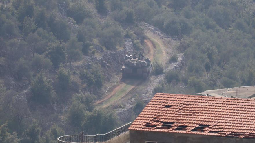 Un tanque israelí patrulla una zona rural en una localidad en la gobernación de Nabatiya, en el sur del Líbano, 17 de febrero de 2025.