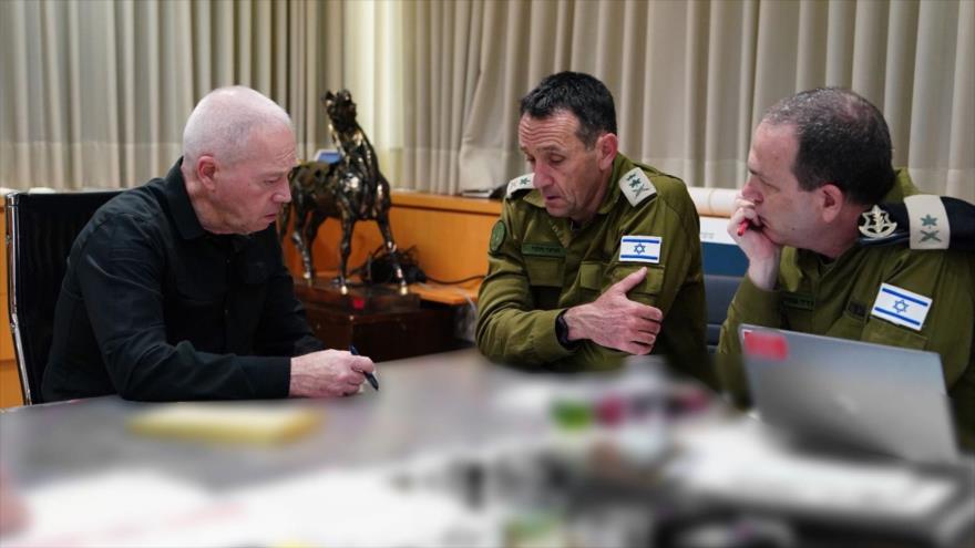 Jefe de la dirección de operaciones de las fuerzas de guerra israelíes, el general de división Oded Basiuk (c), en una reunión con autoridades militares.