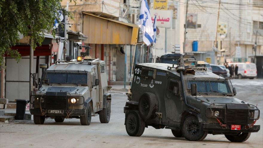 Vehículos militares israelíes circulan por la calle durante una redada israelí, Yenín, Cisjordania ocupada, 21 de enero de 2025. (Foto: Reuters)