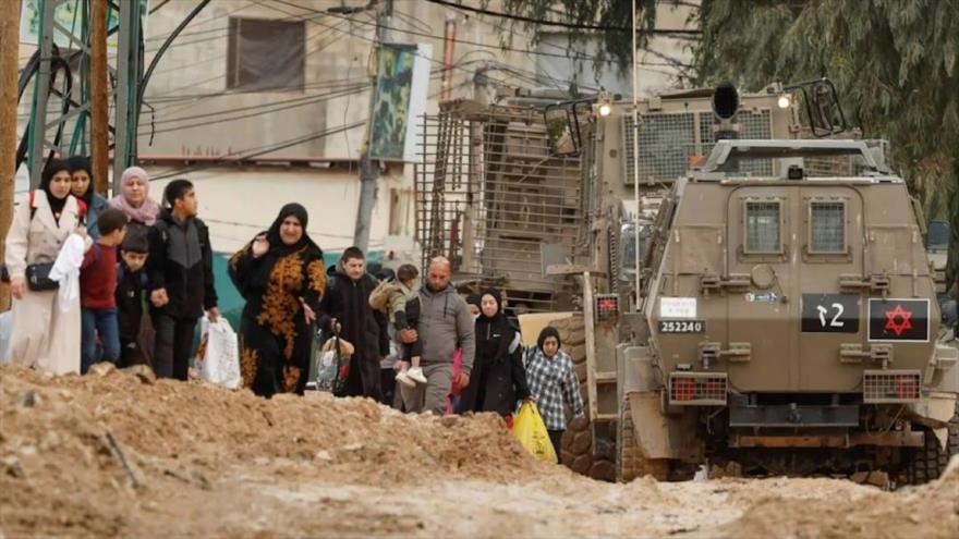 Las familias palestinas abandonan a sus hogares por ataque del ejército israelí en Cisjordania ocupada. 