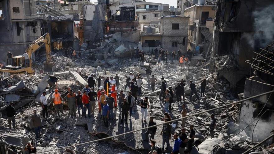 Emergencistas y pobladores en un edificio demolido tras ataque israelí cerca del Hospital Universitario en Beirut, el 22 de octubre de 2024. (foto: Reuters)