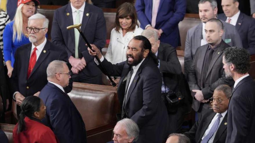 El representante demócrata Al Green, de Texas, grita y reprocha a Trump durante el discurso del presidente en el Congreso, en Washington, 4 de marzo de 2025.