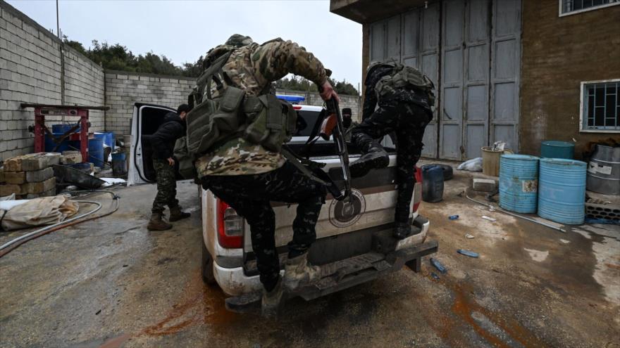 Fuerzas de seguridad sirias suben a una camioneta en una fábrica de drogas abandonada en Al-Qusair (oeste), 12 de febrero de 2025. (Foto: AFP)