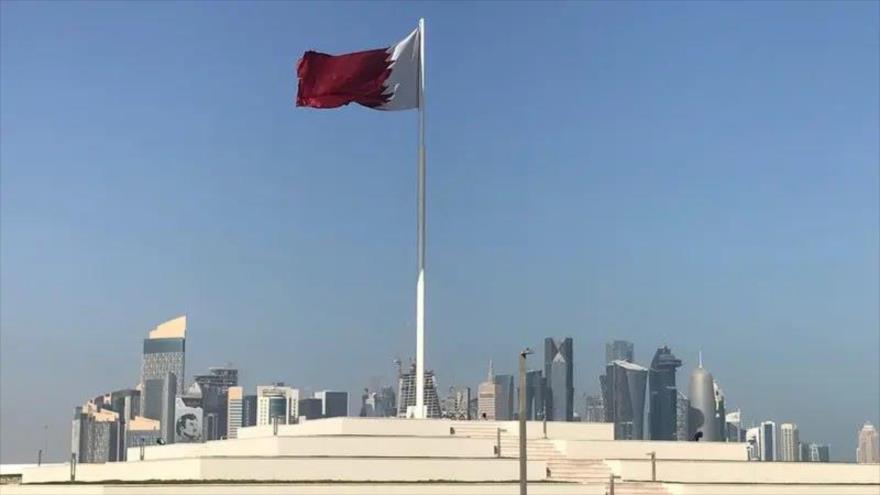 La bandera de Catar se ve en un parque en Doha. (Foto: Reuters)