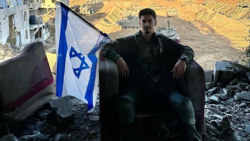 El criminal de guerra israelí Shay Friedman posa para una foto en Gaza.