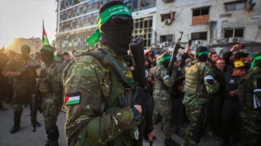 Combatientes de HAMAS controlan al pueblo antes de que vehículos de la Cruz Roja reciban a retenidos israelíes, Gaza, 19 de enero de 2025. (Foto: AP)
