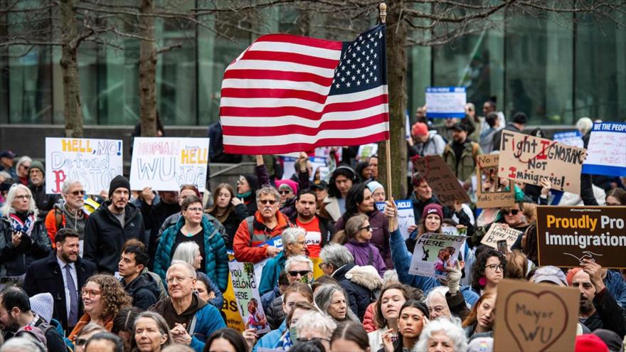 Manifestantes en Boston rechazan la represión de Trump contra los inmigrantes
