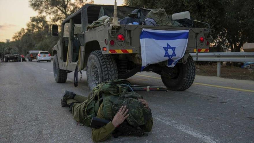 Soldado sionista en una postura defensiva por ataques de HAMAS