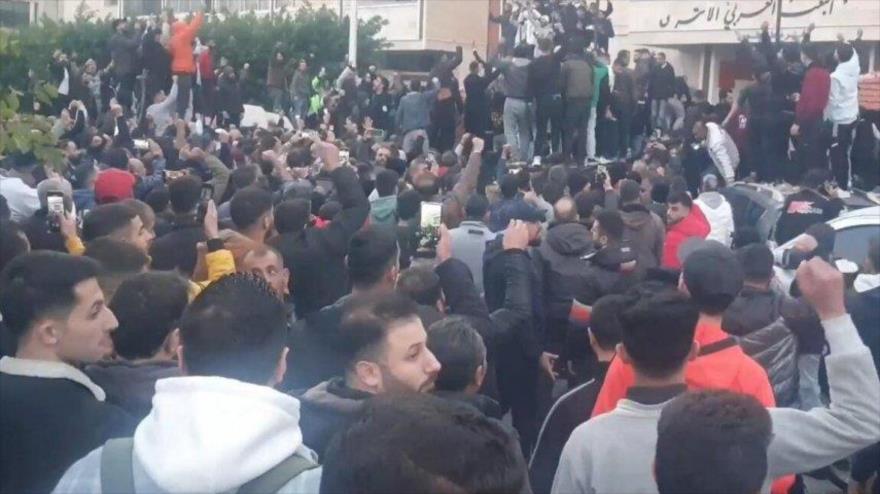 Manifestantes sirios protestan contra el nuevo gobierno.