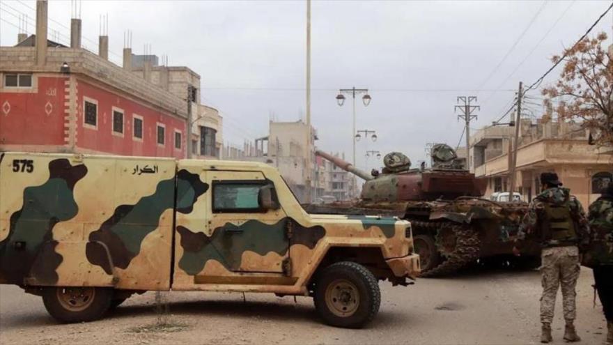 Vehículos de las fuerzas de las nuevas autoridades sirias bloquean una carretera en al-Sanamayn, en la provincia sureña de Daraa, 5 de marzo de 2025. Foto: AFP