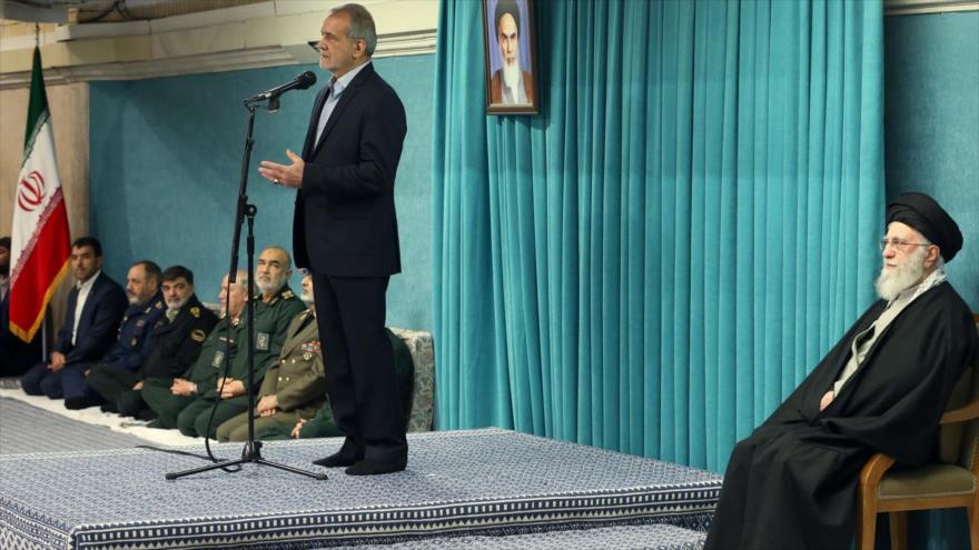 El presidente de Irán, Masud Pezeshkian, pronuncia un discurso ante el Líder, el ayatolá Seyed Ali Jamenei, y otros funcionarios y militares, 8 de marzo de 2025.