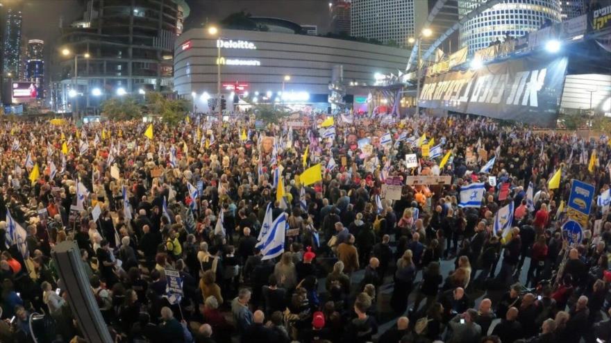 Manifestantes israelíes protestan contra Benjamín Netanyahu y exigen el regreso de los retenidos en Gaza, Tel Aviv, 8 de marzo de 2025.