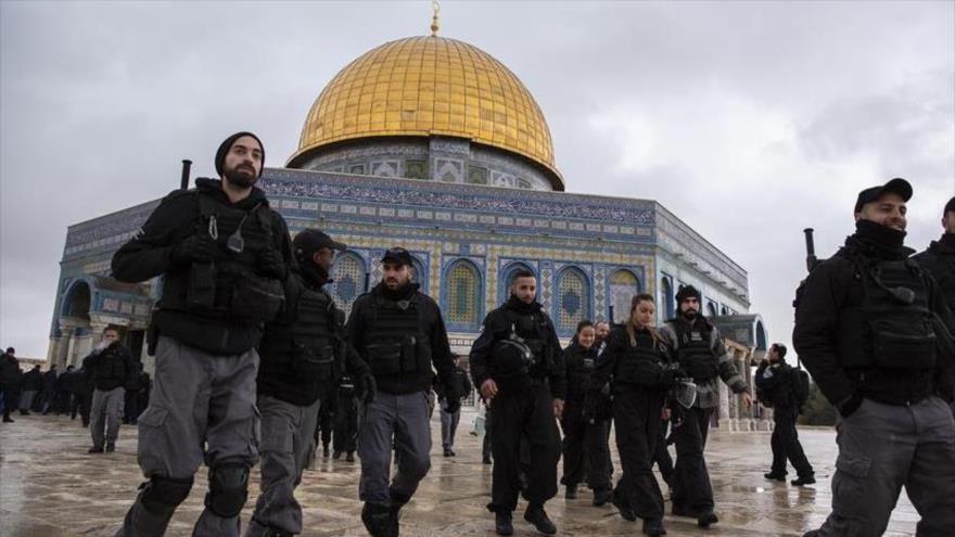 Soldados israelíes en el recinto de Cúpula de la Roca, en la ciudad de Al-Quds.