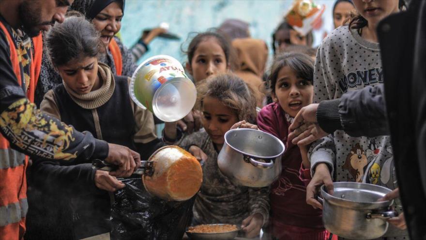 Las niñas palestinas en la cola de recibir comidas en Gaza. 