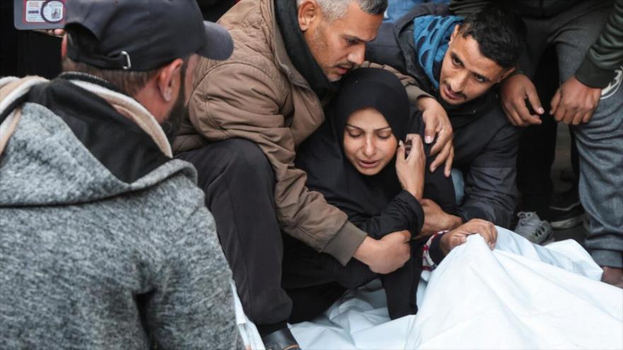 Una mujer llora junto a los cadáveres de los palestinos muertos en ataques israelíes, en Al-Nuseirat, en el centro de la Franja de Gaza, 26 de diciembre de 2024. (Foto: Reuters)
