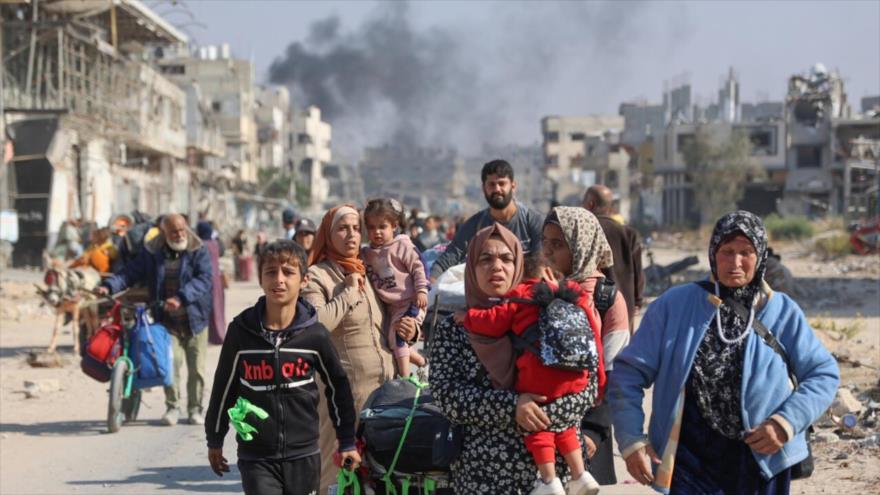 Los palestinos desplazados de los refugios en Beit Hanun cruzan la carretera principal de Salaheddin hacia Yabalia, en el norte de la Franja de Gaza, tras las órdenes de evacuación del ejército israelí, 12 de noviembre de 2024. (Foto: AFP)
