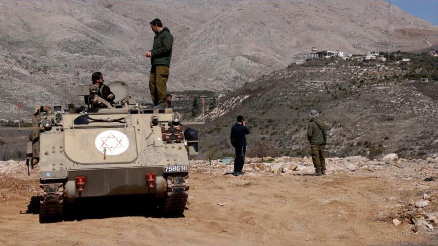 Soldados israelíes suben a un vehículo blindado cerca de la aldea drusa de Maydal Shams, altos del Golán, 27 de febrero de 2025. (Foto: AFP)