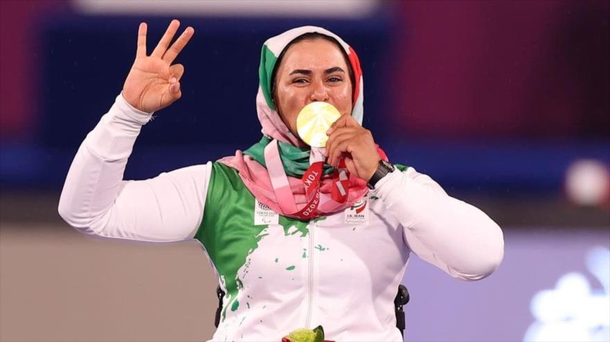 Zahra Nemati, arquera paralímpica y mundial distinguida de Irán, celebra su oro en Tokio 2020. (Foto: Getty Images)