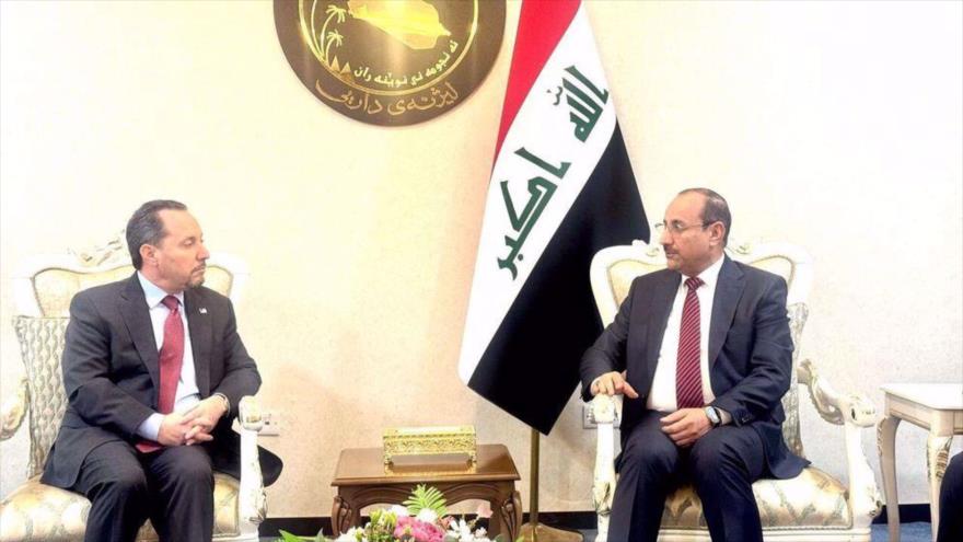 Presidente del Comité de Finanzas del Parlamento iraquí, Atwan al-Atwani (dcha.), y el encargado de negocios de EE.UU. en Irak, Bagdad, 9 de marzo de 2025.