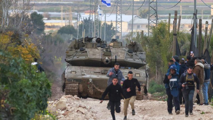 Tanques israelíes avanzan hacia el campamento de Yenín en Cisjordania, 23 de febrero de 2025. (Foto: AP)