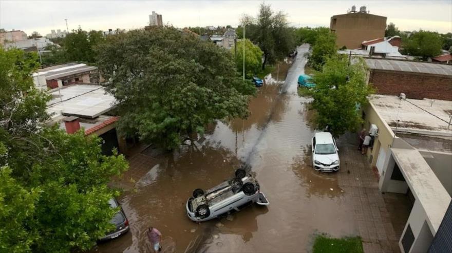 La ciudad portuaria de Bahía Blanca, en Argentina, queda devastada por una gran tormenta.