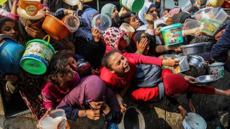 Niños palestinos se agolpan para conseguir alimentos en Rafah, en el sur de la Franja de Gaza.(Foto: Getty Images)