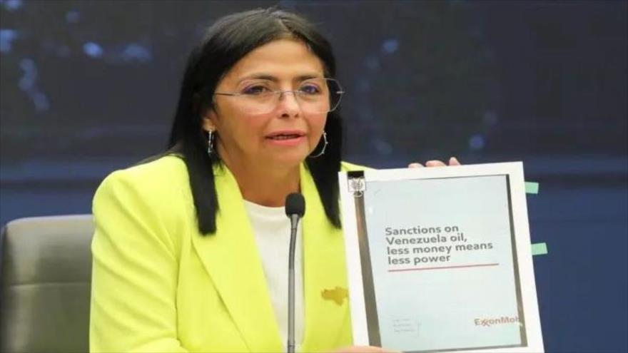 La vicepresidenta de Venezuela, Delcy Rodríguez, muestra documentos que evidencian operaciones de lobby financiadas por ExxonMobil, 10 de marzo de 2024 