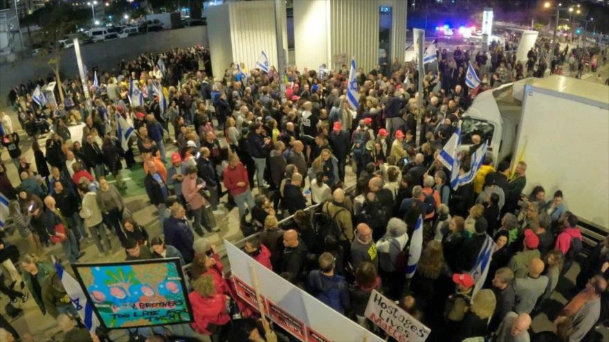 Policía israelí bloquea salidas de manifestantes que piden la liberación de cautivos en una protesta en la Puerta de Begin, Tel Aviv, 8 de marzo de 2025.