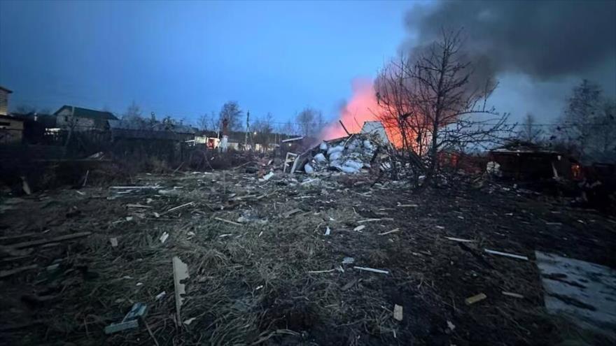 Una casa residencial en llamas después del ataque con drones de Ucrania en la región de Moscú, 11 de marzo de 2025. (Foto: Reuters)