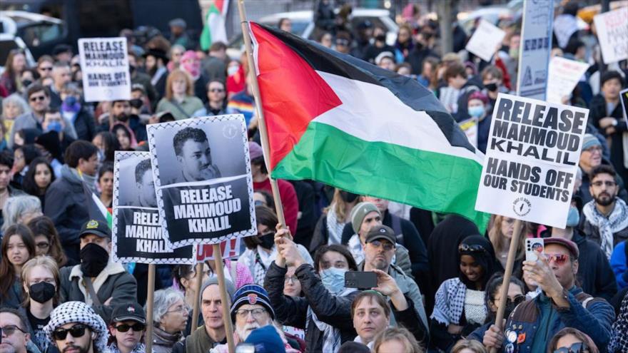 Cientos de manifestantes marchan en Manhattan para pedir la liberación del activista palestino Mahmud Jalil, 10 de marzo de 2025.