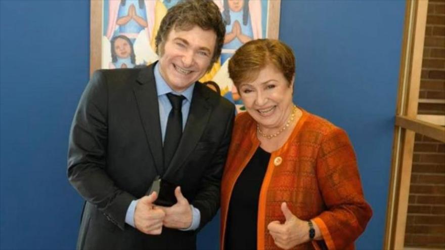 Presidente argentino, Javier Milei (izq), y la directora gerente del FMI, Kristalina Ivanova Georgieva-Kinova