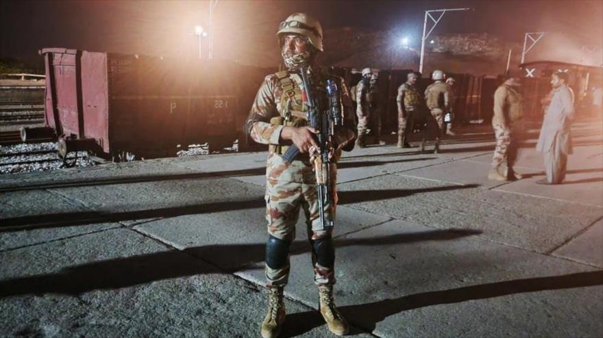 Soldados pakistaníes aseguraron una estación de tren en Mach, en Baluchistán, tras el secuestro de un tren por separatistas, 11 de marzo de 2025. (Foto: AFP)